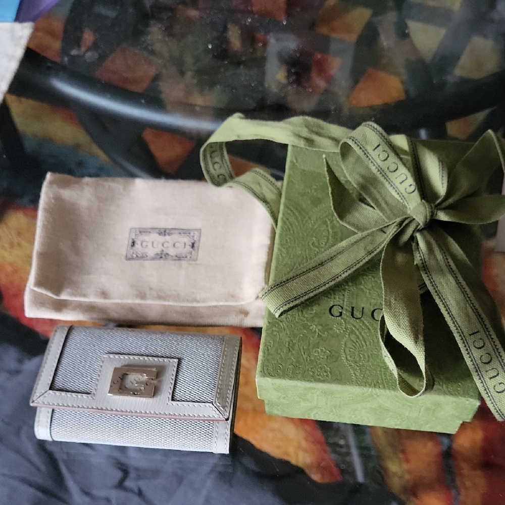 Gucci Silver  New Key Card Holder with Green Box Beautiful.new